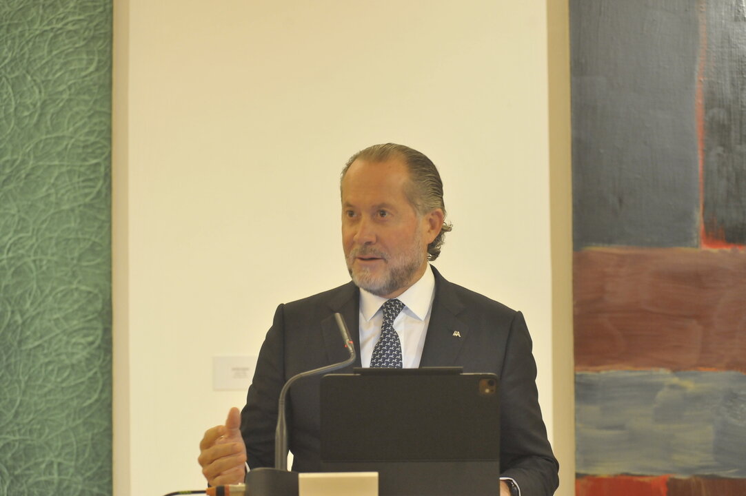 Juan Carlos Escotet en la inauguración de Arte entre continentes en la Casa de América. / Mundiario