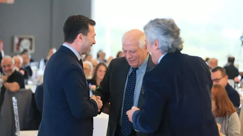 La conferencia de Borrell fue introducida por Gonzalo Caballero. / La Región