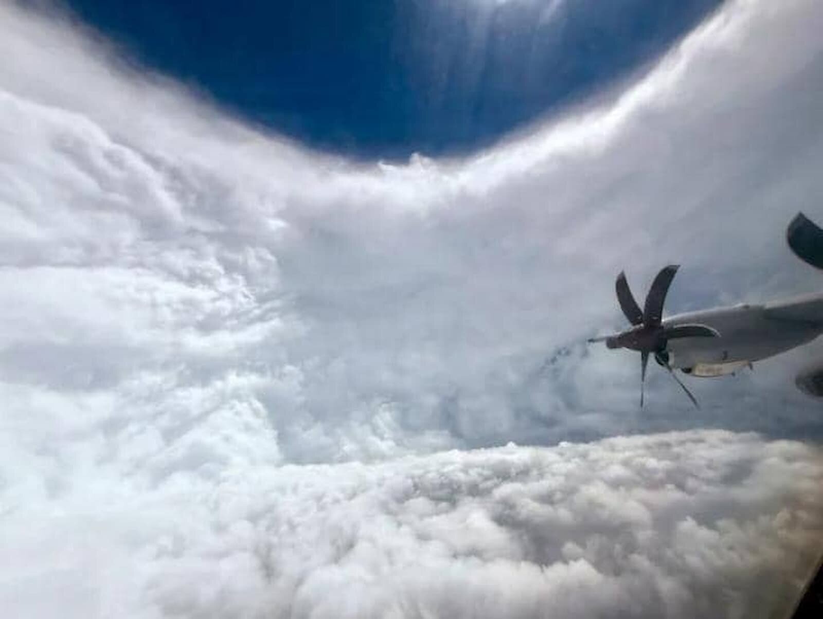 Foto de la pared interior del ojo de Melissa, donde reina la calma. Un cielo azul, un mar apenas ondulado y una quietud tan intensa que parecía un espejismo. / RR SS.