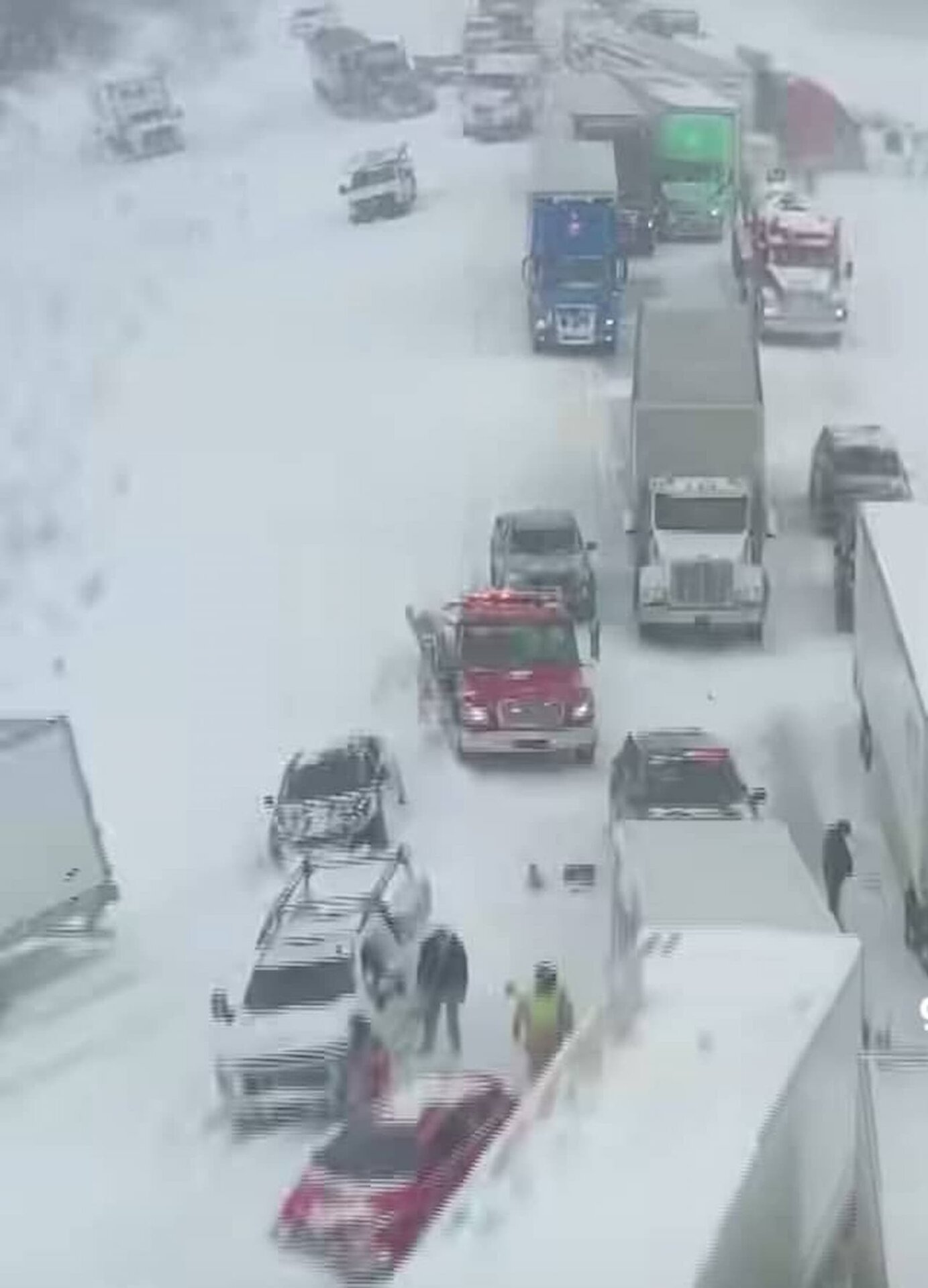En Michigan, una tormenta repentina provocó un choque en cadena que involucró a más de cien vehículos, con varios heridos y carreteras cerradas durante horas. / RR SS.
