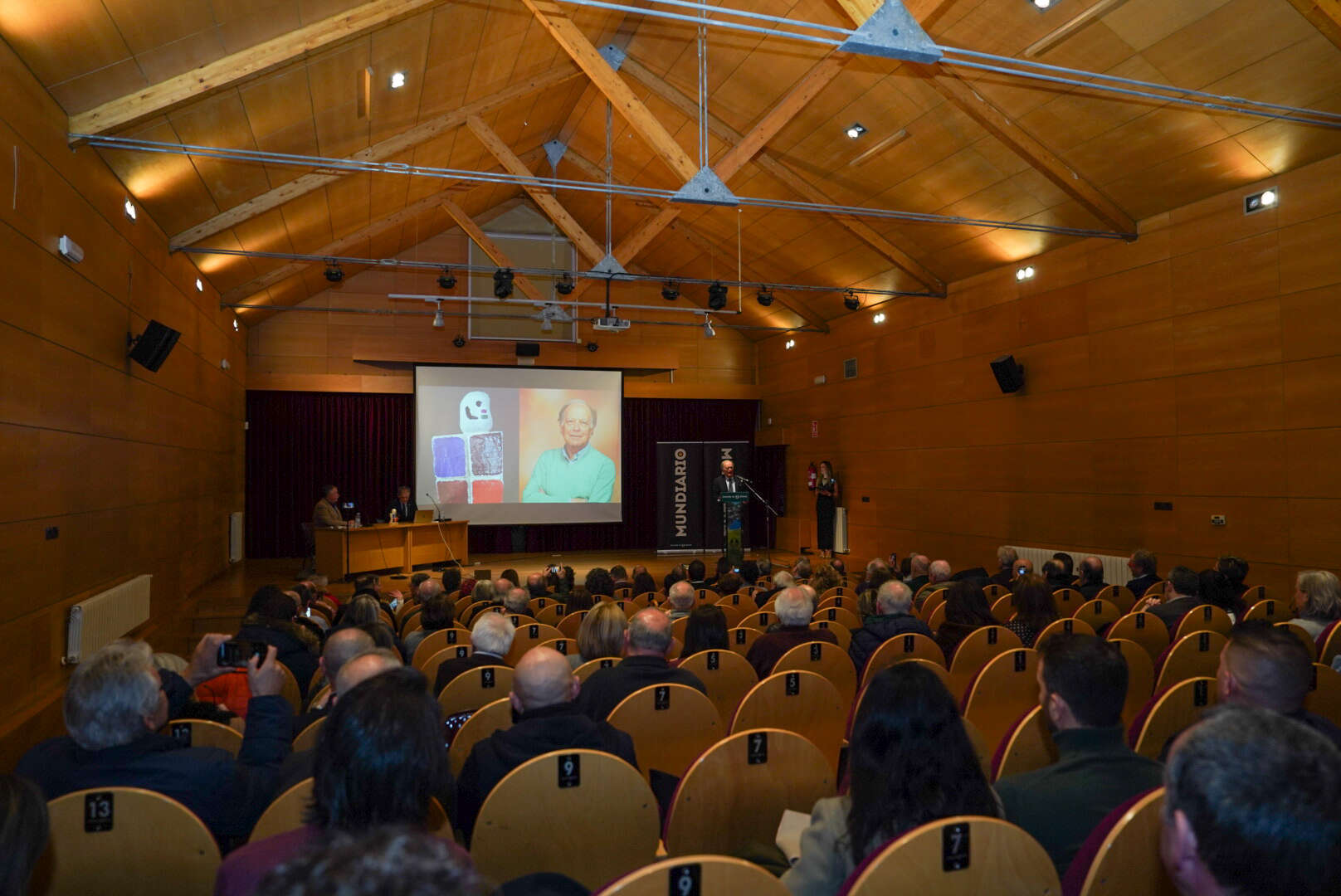 Salón de actos de A Fábrica en la entrega del IV Premio Mundiario de Periodismo. / Concello de Oleiros