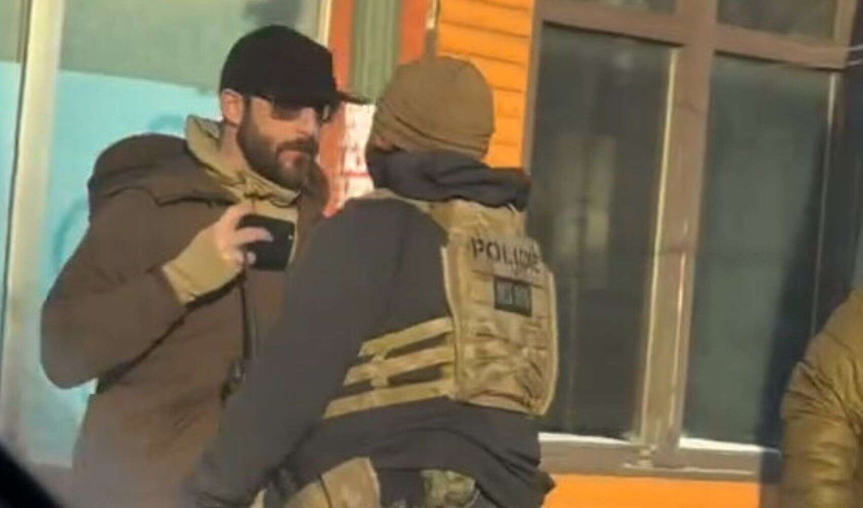 Alex Pretti siendo encarado por un oficial de ICE. / RR SS.