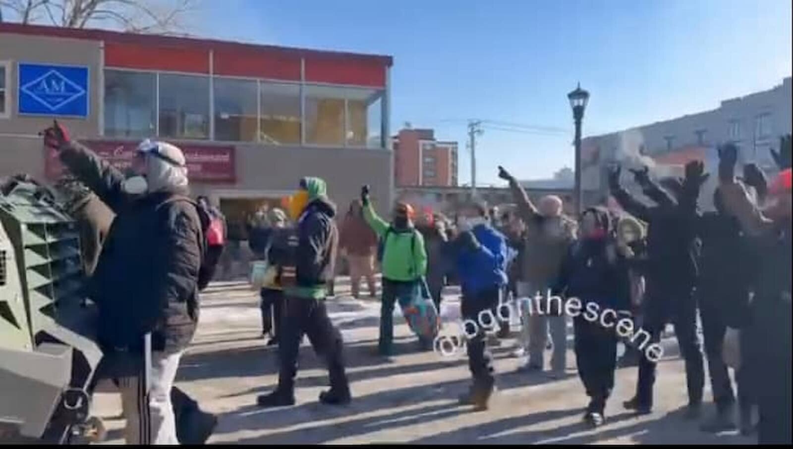 Manifestantes en   Minneapolis, se enfrentan a los agentes, bloqueando el paso a un camión blindado. / RR SS.