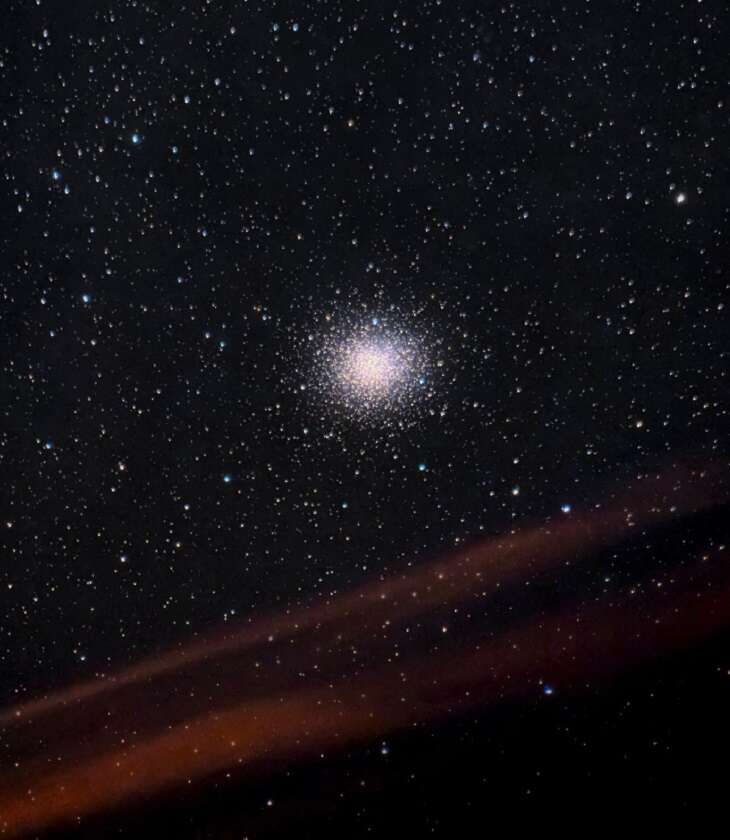 Cúmulo globular Omega Centauri y algunas nubes iluminadas por contaminación (abajo). Sólo se eleva 6 grados sobre el horizonte desde la latitud de +36º, sufriendo mucho los estragos de la atmósfera. Capturado desde los acantilados de la Cala Puntalejo (Conil).